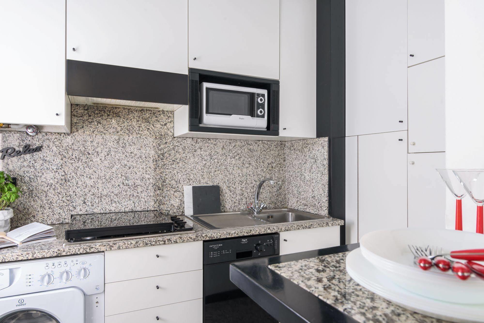 Alcuino Apartment Милано Екстериор снимка